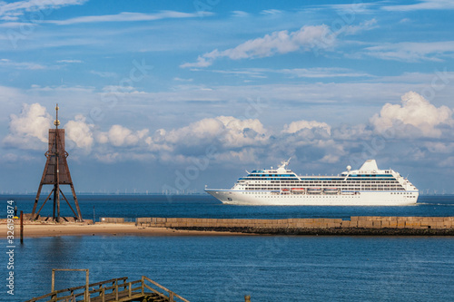 Kreuzfahrtschiff und die Kugelbake