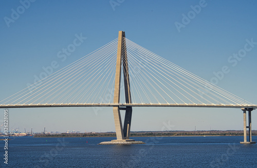 Architektur Autobahnbrücke mit Aufhängung die über das Meer führt bei blauem Himmel in South Carolina