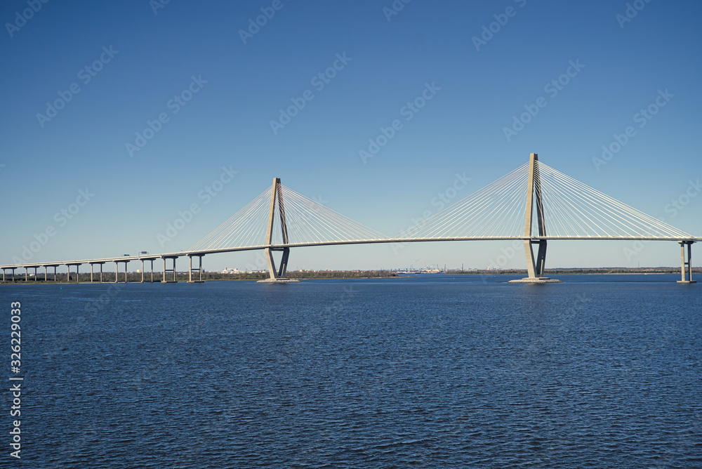 Architektur Autobahnbrücke mit Aufhängung die über das Meer führt bei blauem Himmel in South Carolina