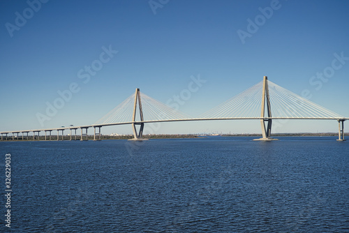 Architektur Autobahnbrücke mit Aufhängung die über das Meer führt bei blauem Himmel in South Carolina © Angelika Beck