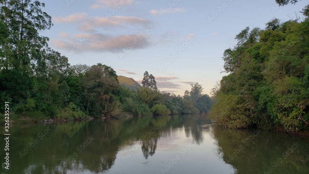 Fototapeta premium rio entre montanhas