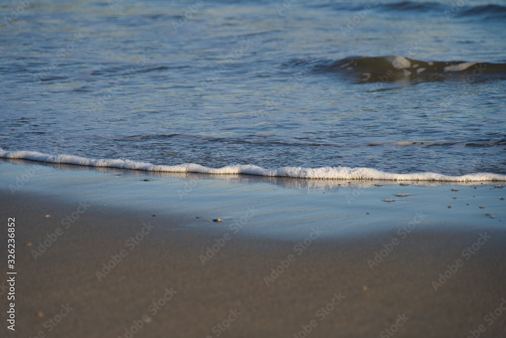 die gischt am meer mit weisem schaum und tollen farben kurz vor sonnenuntergang die gischt am meer mit weisem schaum und tollen farben kurz vor sonnenuntergang