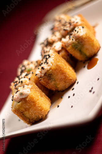 Sushi empanizado crujiente