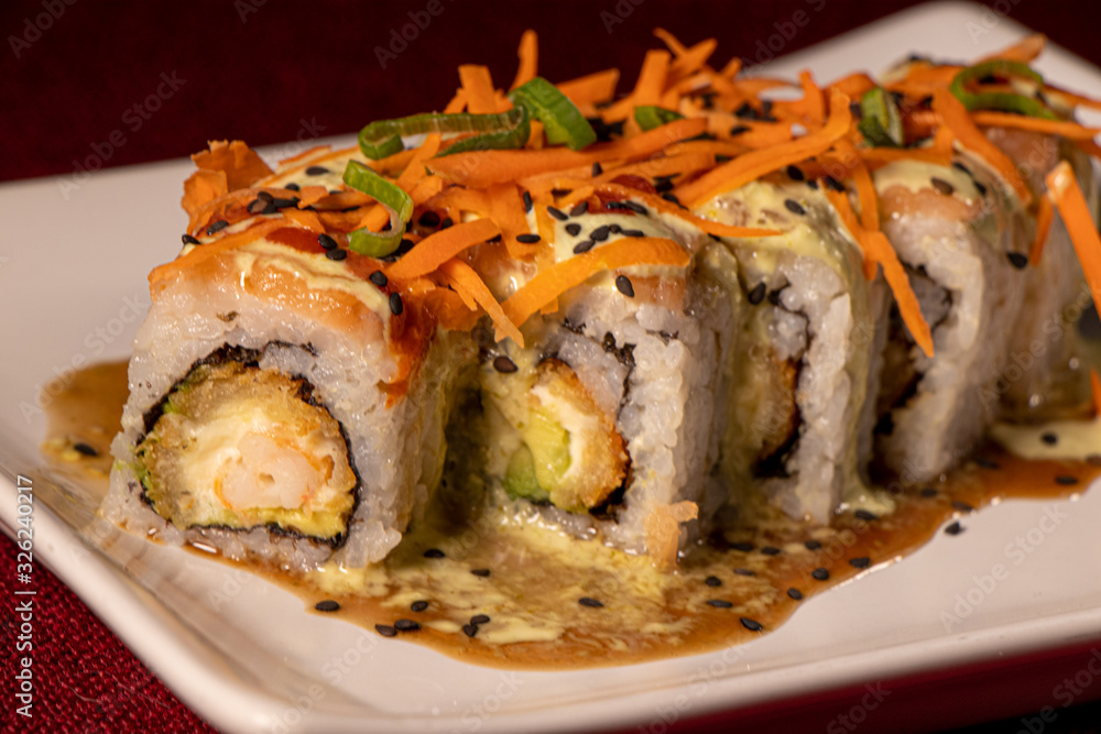 Sushi con camarón empanizado dentro y salmón con zanahoria rallada Sushi con camarón empanizado dentro y salmón con zanahoria rallada