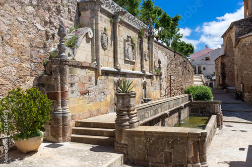 Fuente antigua grande de piedra, turismo Segura de la Sierra Andalucía España
