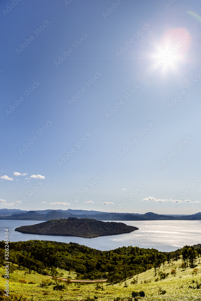 日本・北海道東部の国立公園、快晴の屈斜路湖