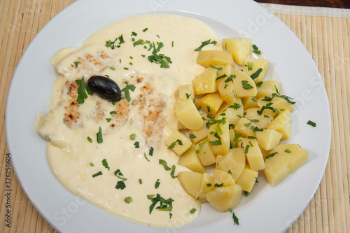 Chicken breast with cream sauce and nature potatoes