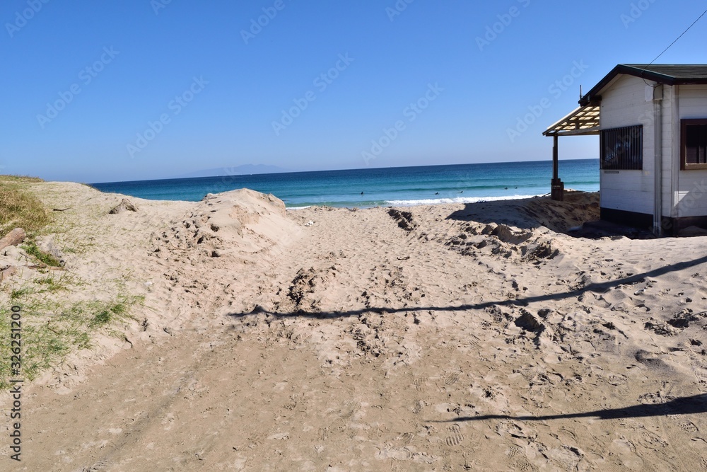 Obraz premium 伊豆下田 オフシーズンの白浜海水浴場 砂浜