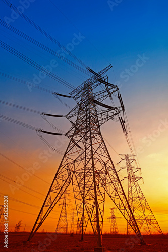 Wire electrical energy at sunset © pdm