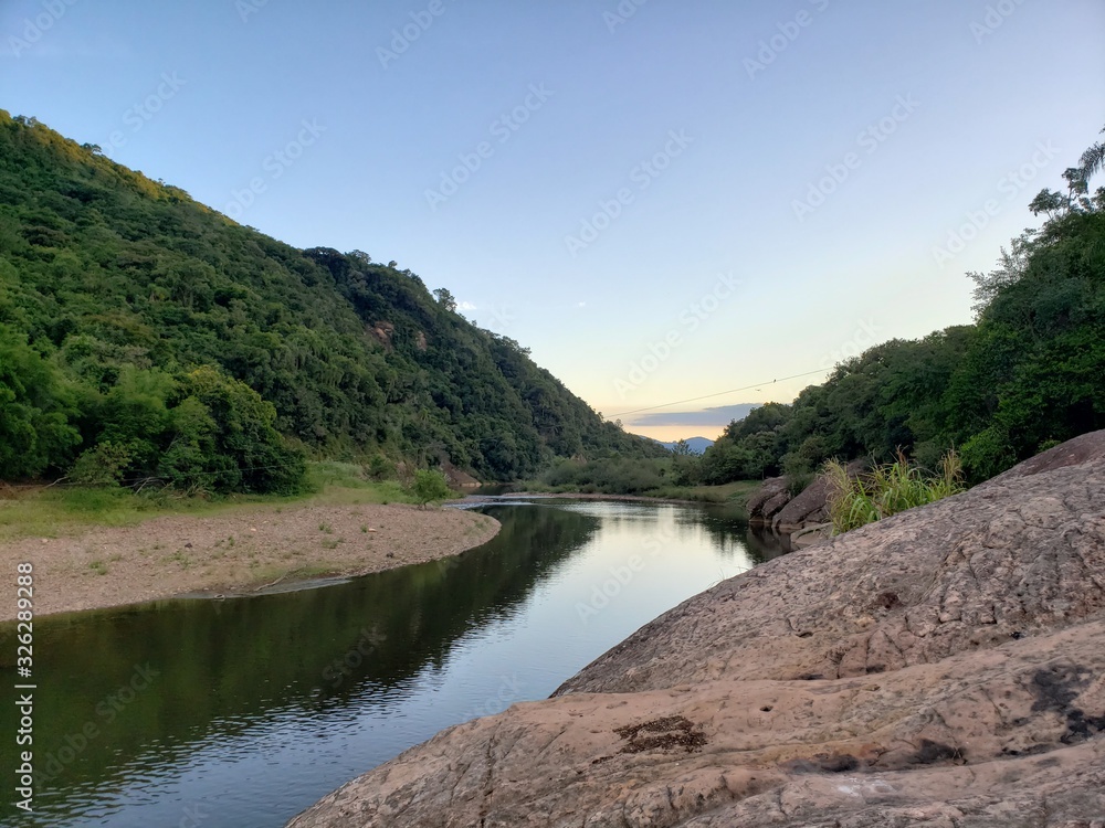 rio entre as montanhas