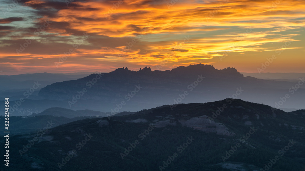 Fototapeta premium Atardecer desde el Parque Natural de Sant Llorenç del Munt, al fondo la montaña de Montserrat (Cataluña, España)
