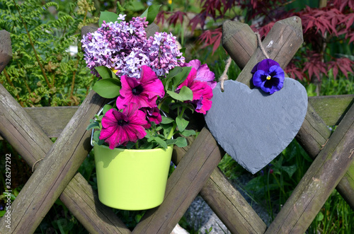 Garten Werkzeug Gießkanne und Schaufel Gartenzaun photo