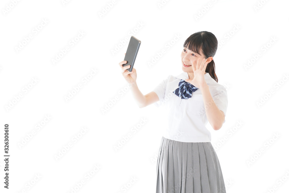 スマホを使う制服姿の女子学生 スマホを使う制服姿の女子学生