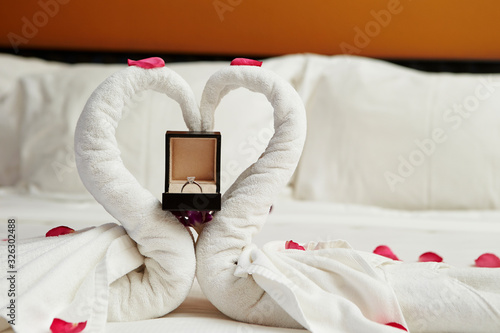 Bild auf Leinwand Ring in box with bed decoration