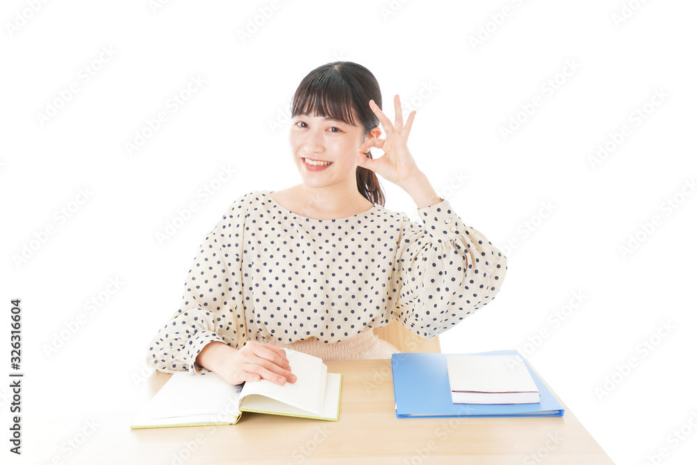 机で勉強をする若い女性