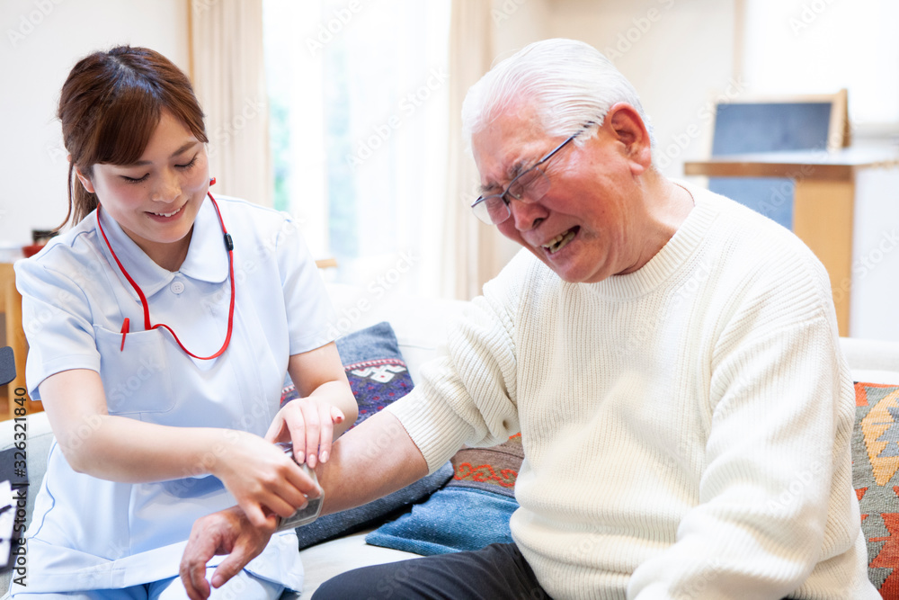 Obraz premium 血圧を測る看護師