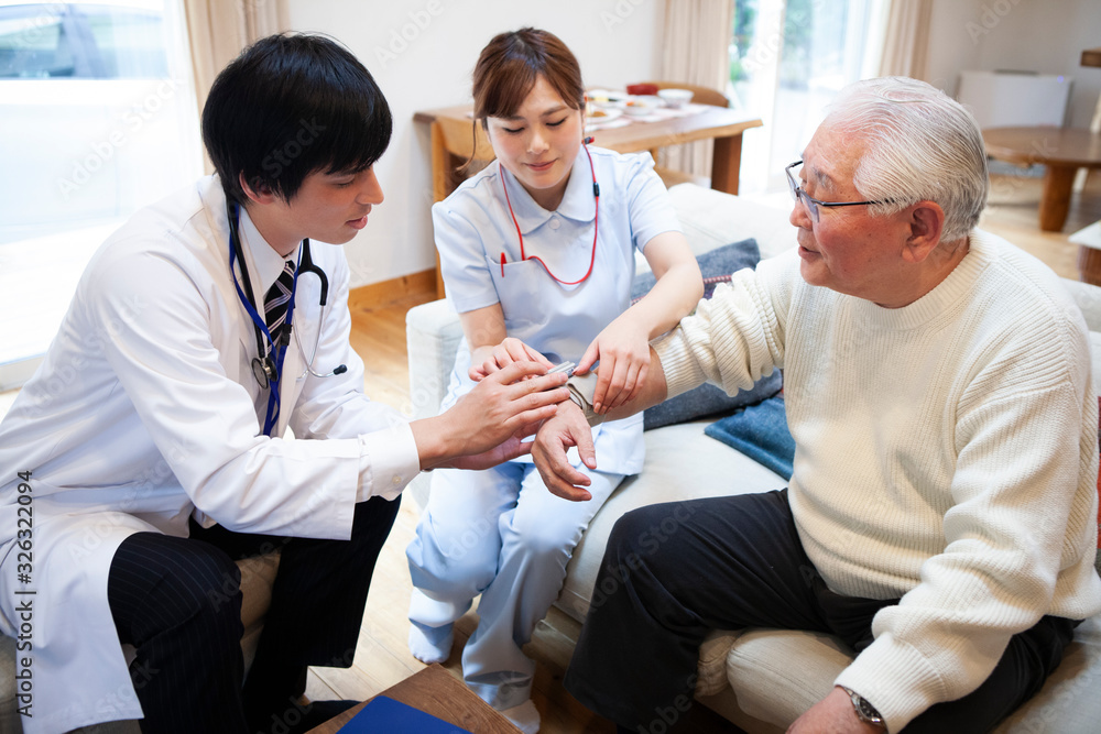 Fototapeta premium 血圧を測る看護師と医師