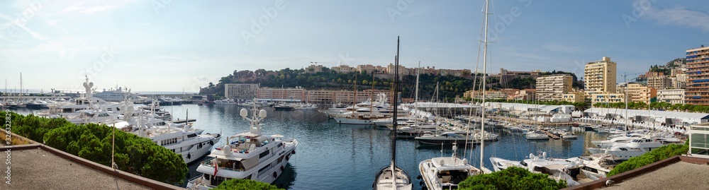 Vista panoramica del impresionante puerto deportivo de Monaco en primavera