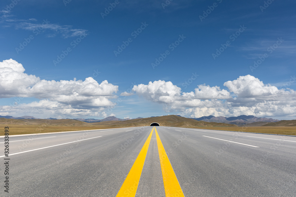 Naklejka premium highway on qinghai plateau