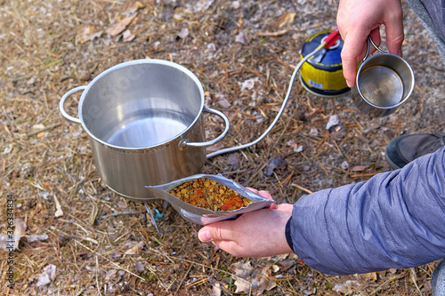 Valokuva Traveler is eating freeze dried food during camping