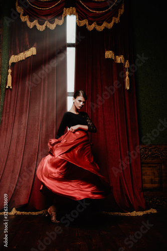 Photos beauty dancer in vintage interior