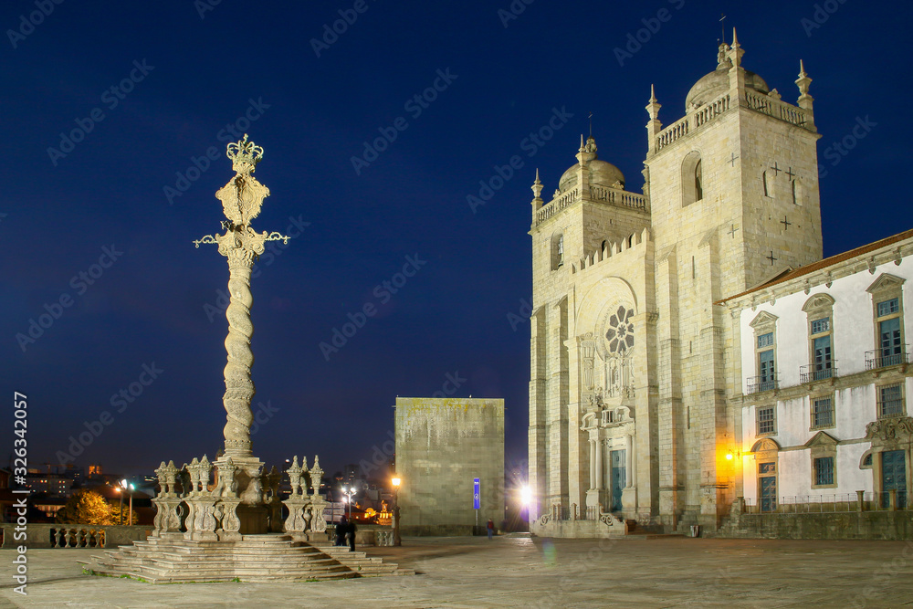 Obraz premium Pelourinho (pręgierz, kolumna architektoniczna w stylu rokoko) i Sé (katedra) z Porto oświetlone o zmierzchu (Portugalia).)