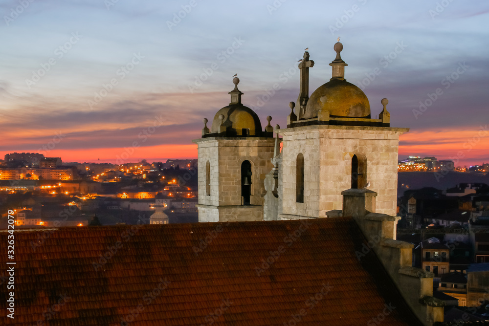 Campanarios al atardecer de la iglesia de San Lorenzo de Oporto (portugués: Igreja São Lourenço) también conocido como convento de los grillos..