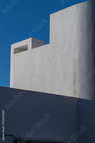 Detalle de pared y edificio blanco y azul