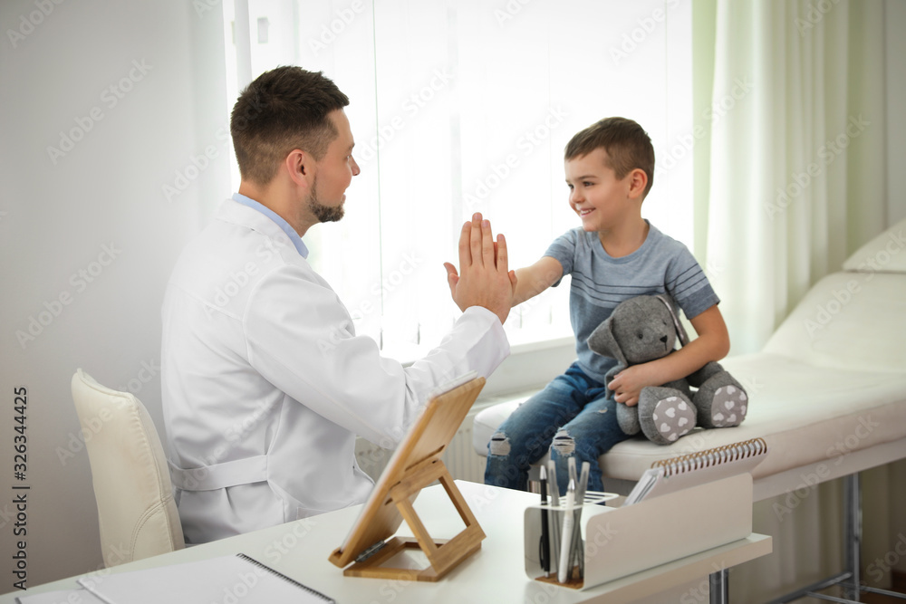 Obraz premium Children's doctor working with little patient in clinic