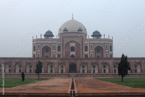 Side view of Humayun's Tomb, Delhi, India © RealityImages