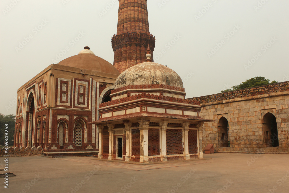 Obraz premium Alai gate and Qutub Minar, Delhi, India