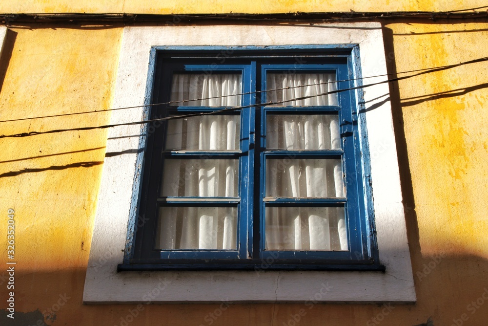 Obraz premium Old colorful typical facade next to the water canal in Aveiro village in Porto