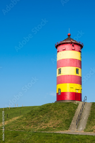 Pilsumer Leuchtturm mit blauem Himmel, Pilsum, Nordseeküste, Ostfriesland, Niedersachsen, Deutschland 