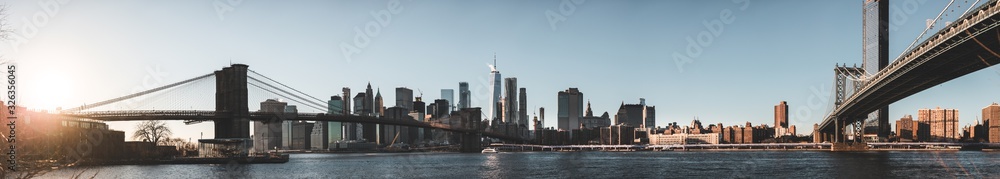 Fototapeta premium Panorama über Manhattan im Sonnenuntergang 