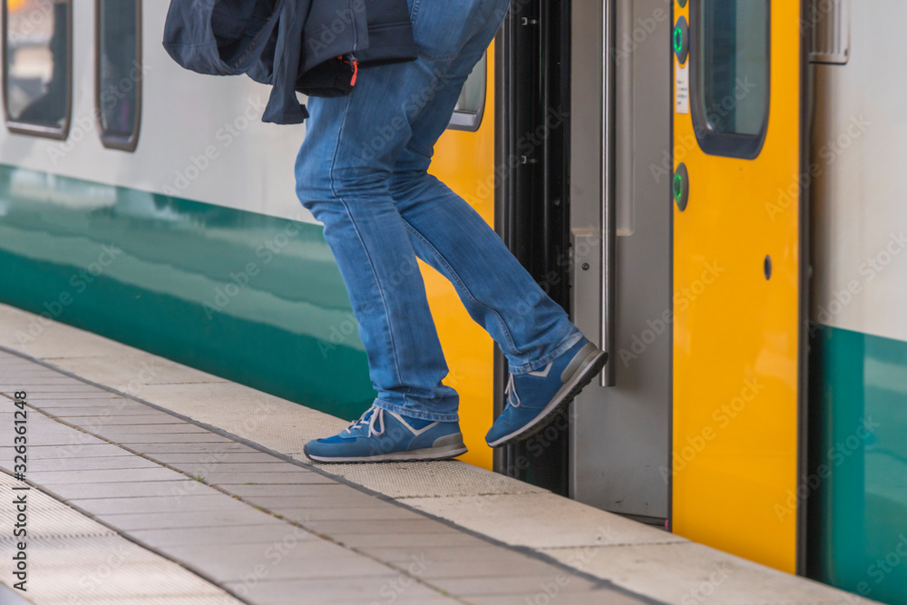 Aussteigen bei einem Reisezug wo der Bahnsteig etwas höher ist