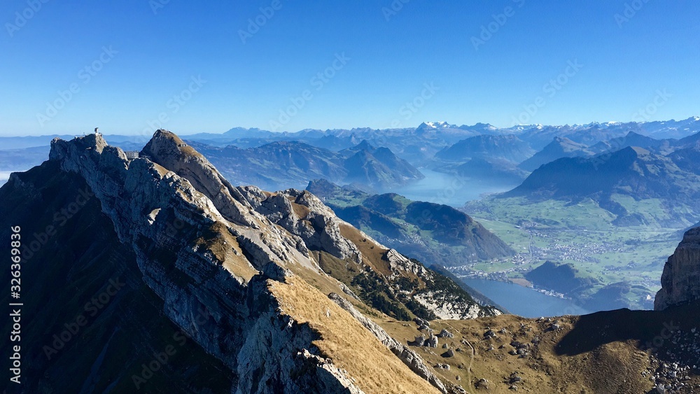 Vista del lago de Lucerna desde el monte pilatus un dia soleado de otoño