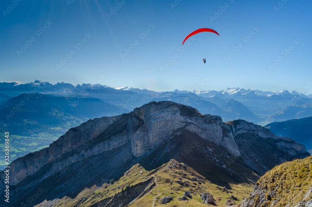 Parapente sobrevolando la zona del monte pilatus cerca de la ciudad Suiza de Lucerna Parapente sobrevolando la zona del monte pilatus cerca de la ciudad Suiza de Lucerna