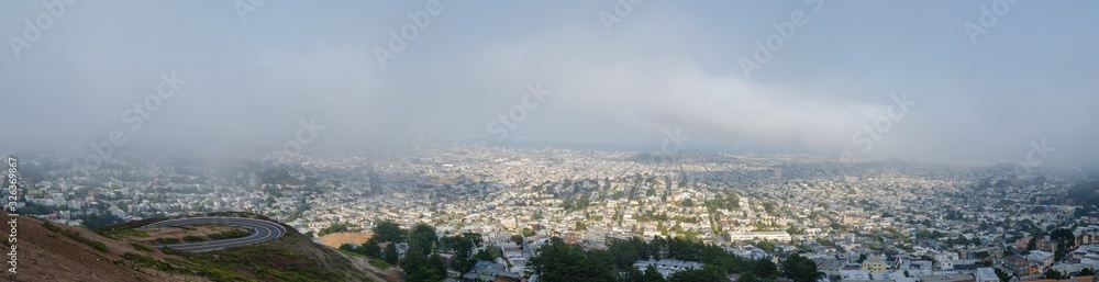 Vista panoramica de San Francisco desde Twin Peaks con la niebla acercandose