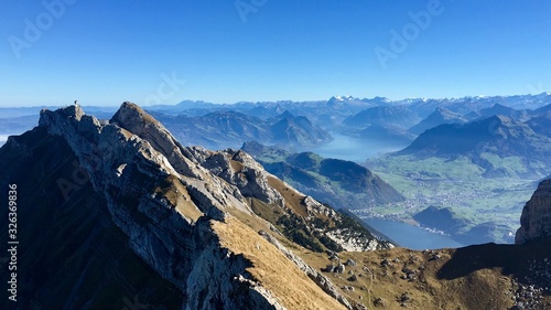 Vista del lago de Lucerna desde el monte pilatus un dia soleado de otoño
