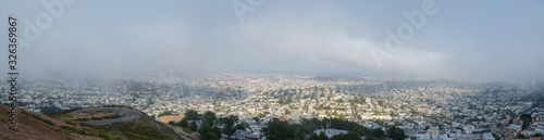 Vista panoramica de San Francisco desde Twin Peaks con la niebla acercandose