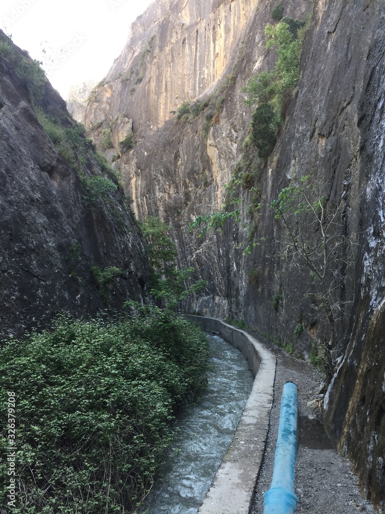 Curso de agua entre paredes de roca