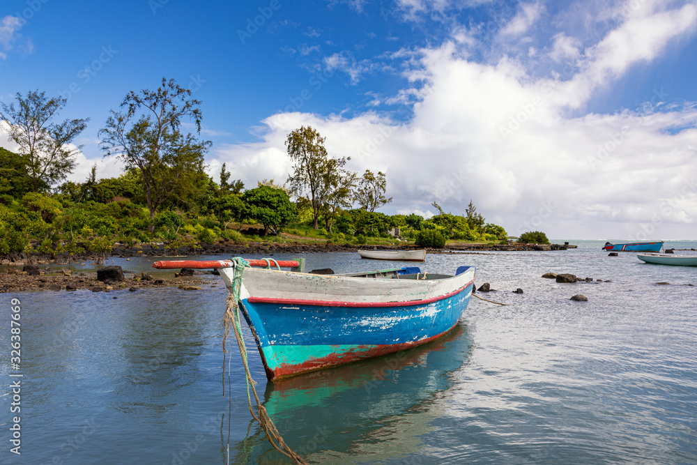 Fischerboot aus Holz an der Küste der Insel Mauritius