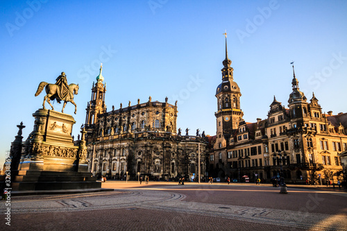 Dresden Theaterplatz mit Hofkirche und König-Johann-Denkmal