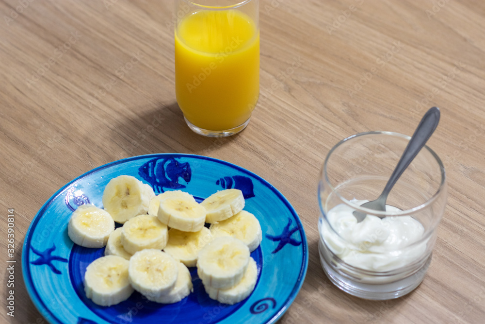 café da manhã com banana iogurte e suco de laranja café da manhã com banana iogurte e suco de laranja