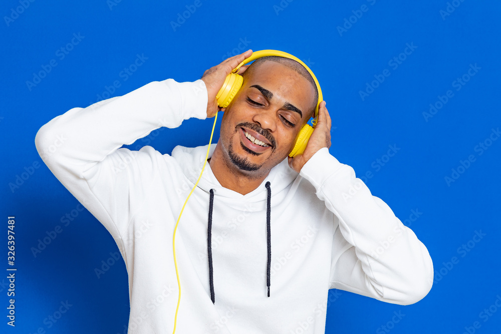 Naklejka premium African guy wearing a white sweatshirt