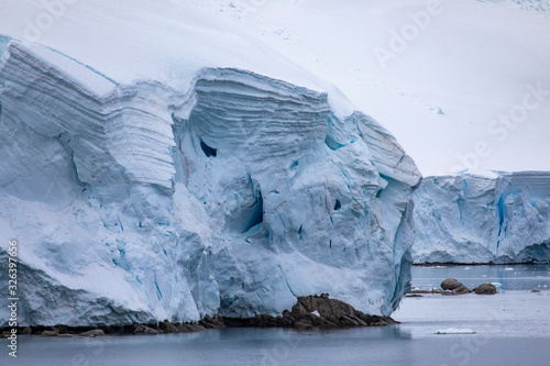Overhang glacier