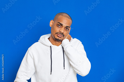 African guy wearing a white sweatshirt © Gelpi