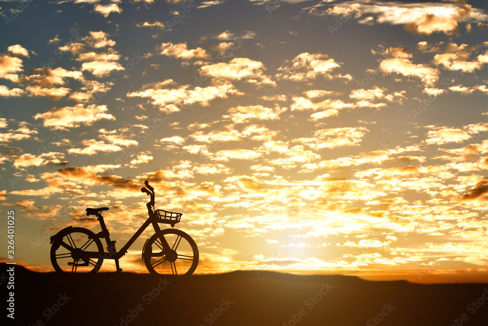 Fototapeta premium Silhouette of a bicycle against sunset background.