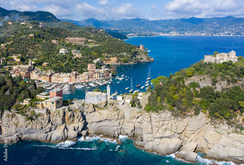 Foto Aerial view of Portofino, an Italian fishing village and holiday resort famous f