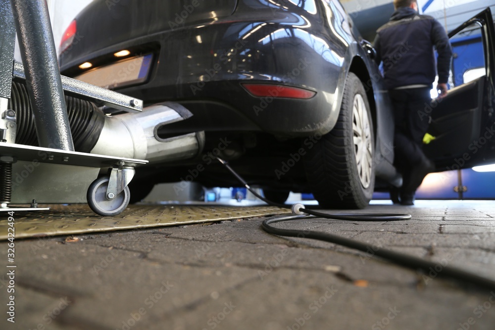 Auto bei der Abgasuntersuchung Auto bei der Abgasuntersuchung